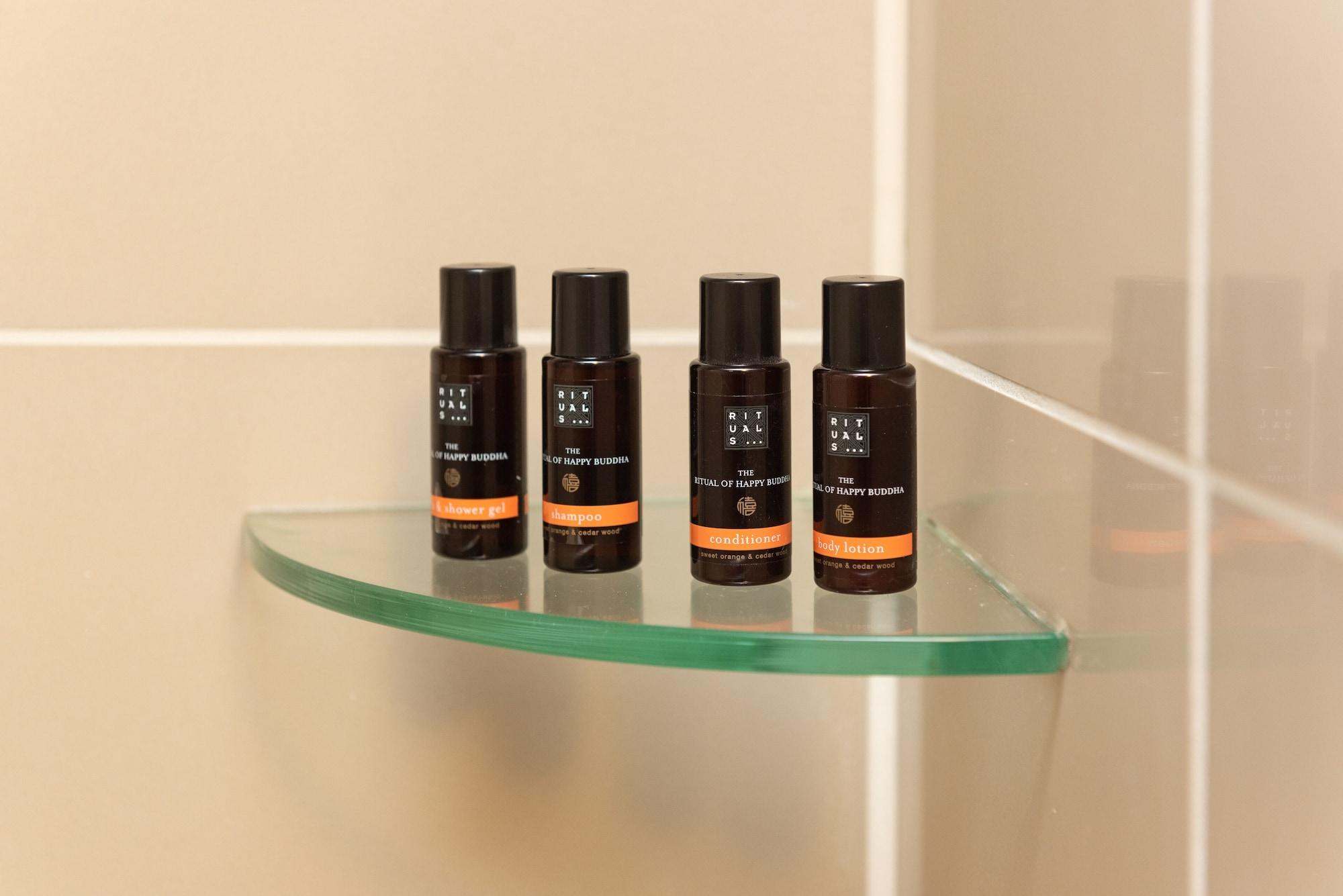 오클랜드 Vr 타카푸나 아파트 호텔 외부 사진 A selection of the hotel's branded toiletries