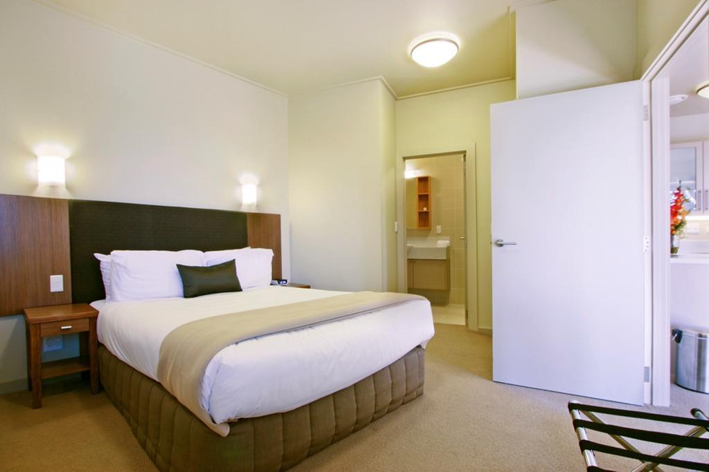 오클랜드 Vr 타카푸나 아파트 호텔 외부 사진 A typical bedroom at the hotel
