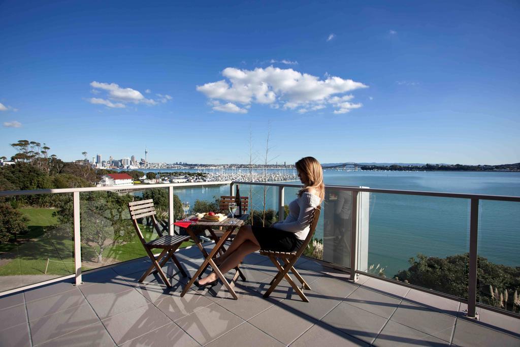 오클랜드 Vr 타카푸나 아파트 호텔 외부 사진 A balcony in Auckland, New Zealand