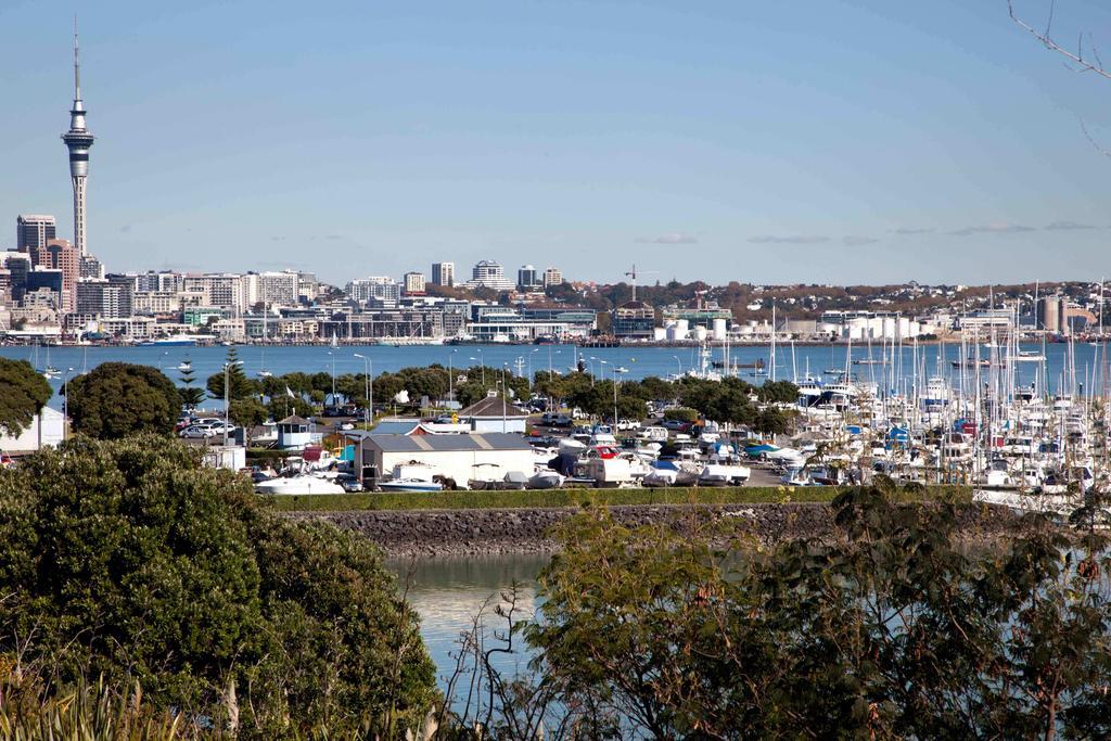 오클랜드 Vr 타카푸나 아파트 호텔 외부 사진 View of the Auckland waterfront from the suburb of Albany