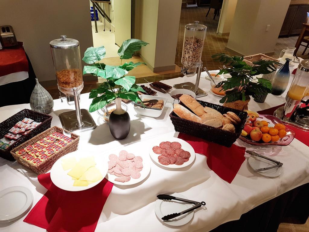 오클랜드 Vr 타카푸나 아파트 호텔 외부 사진 A buffet at a hotel