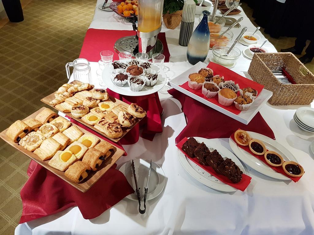 오클랜드 Vr 타카푸나 아파트 호텔 외부 사진 A selection of afternoon tea items